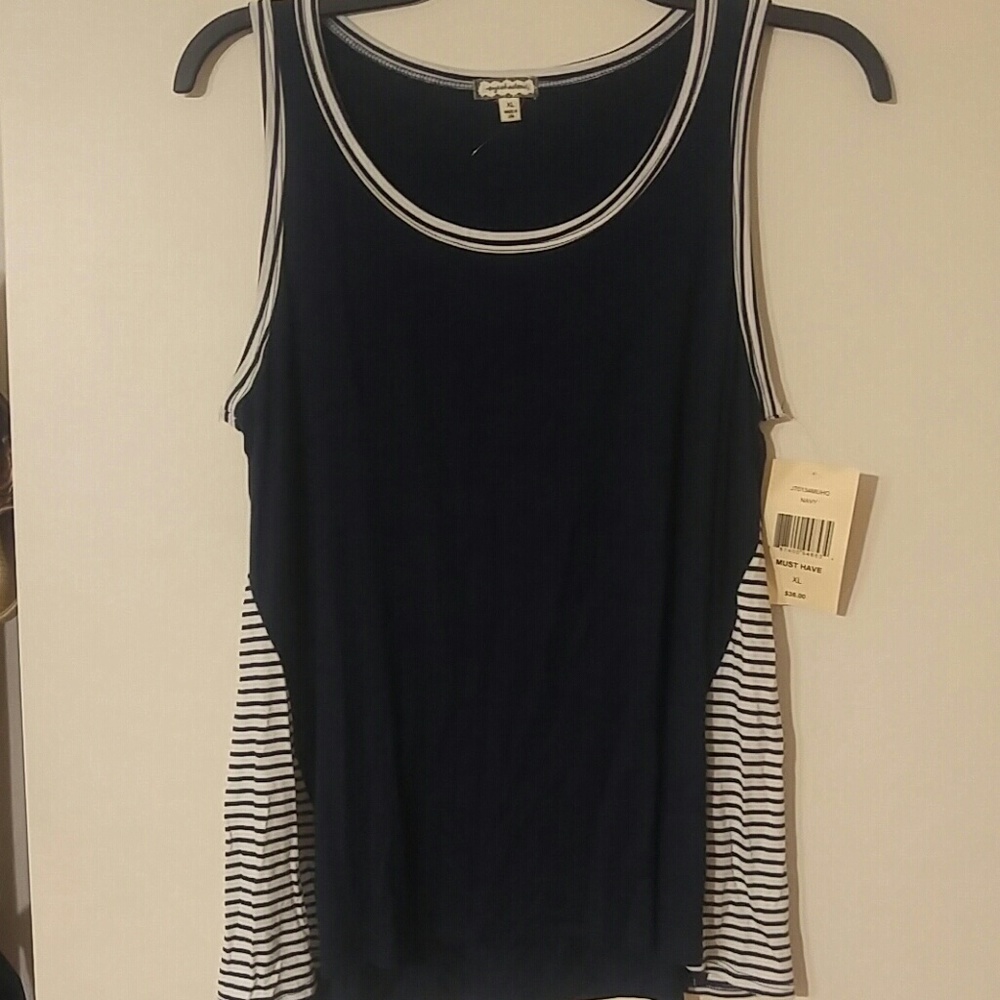 Eyeshadow sleeveless shirt
